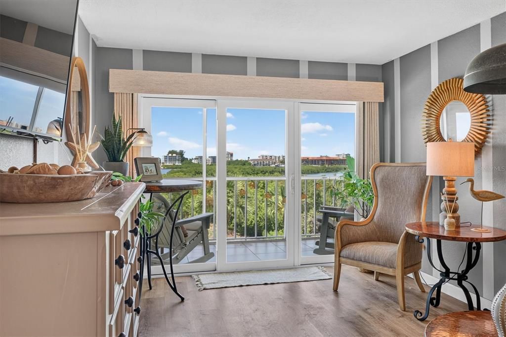 На продажу: $359,000 (2 спален, 2 ванн, 1055 Квадратных фут)
