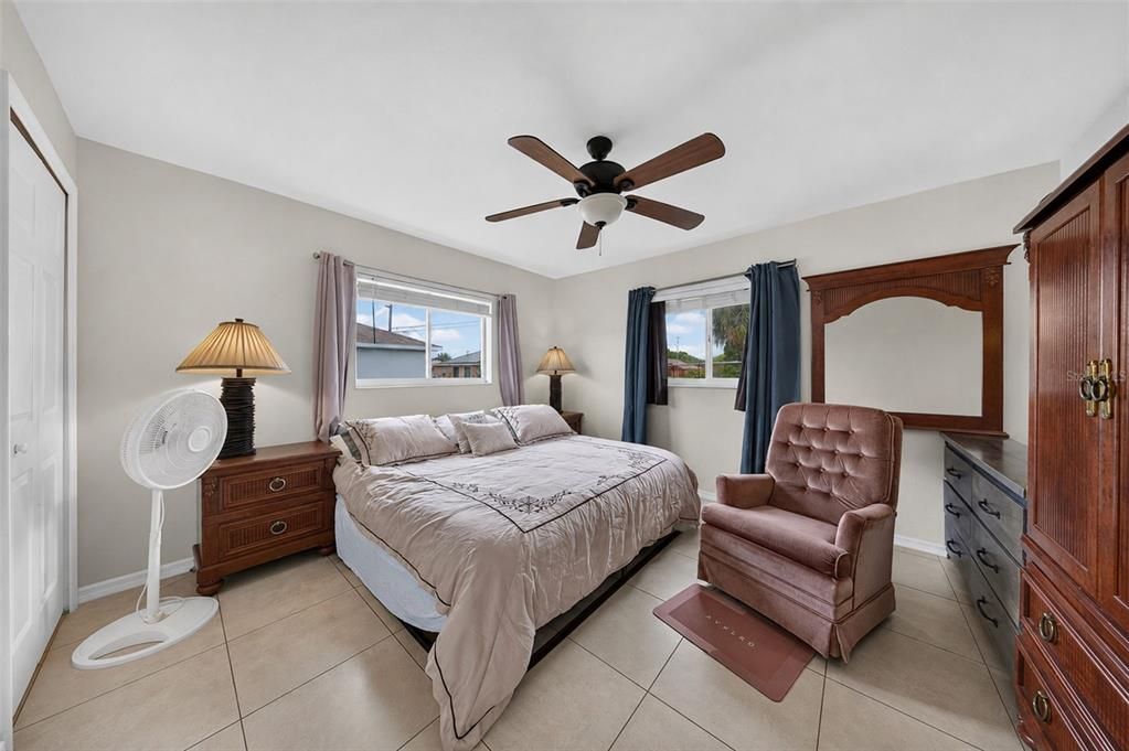 For Sale: $475,000 (6 beds, 4 baths, 2218 Square Feet)