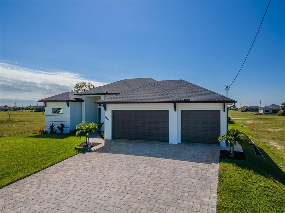For Sale: $609,000 (3 beds, 3 baths, 1931 Square Feet)