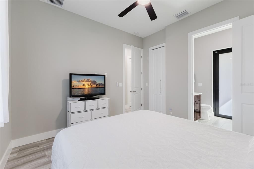 For Sale: $609,000 (3 beds, 3 baths, 1931 Square Feet)