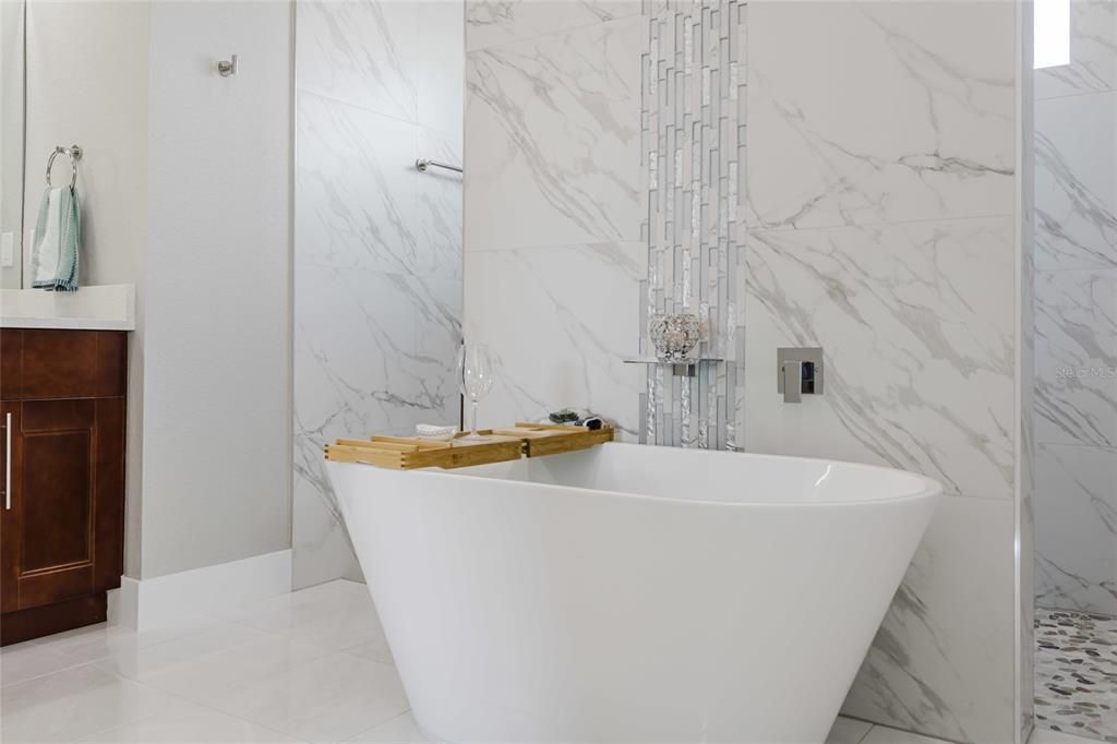 For Sale: $609,000 (3 beds, 3 baths, 1931 Square Feet)
