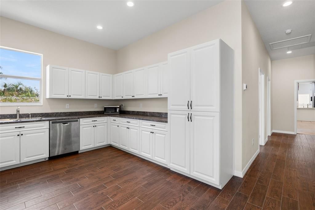 En Venta: $650,000 (6 camas, 4 baños, 3175 Pies cuadrados)