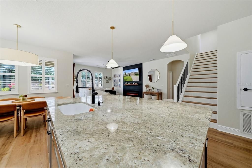 На продажу: $519,999 (4 спален, 3 ванн, 2400 Квадратных фут)