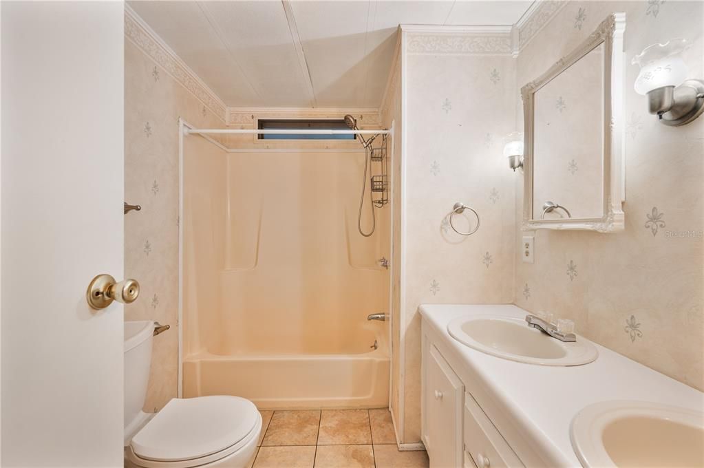 На продажу: $115,000 (2 спален, 2 ванн, 1056 Квадратных фут)