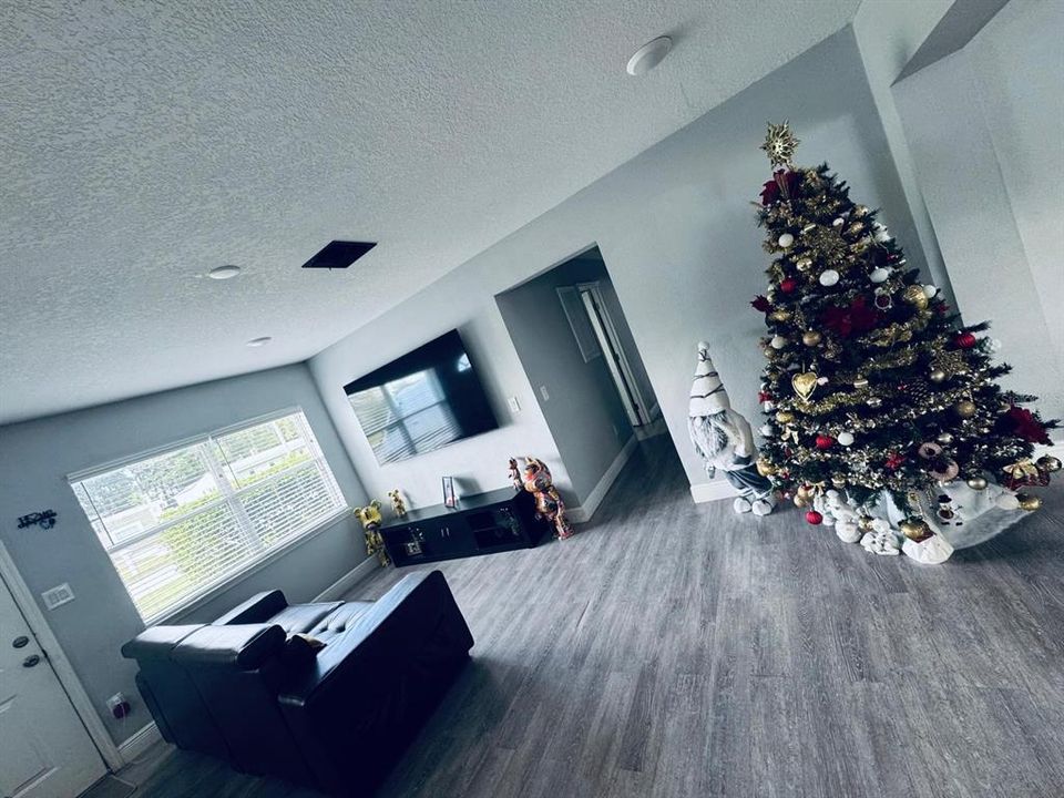 En Venta: $385,000 (4 camas, 2 baños, 1460 Pies cuadrados)