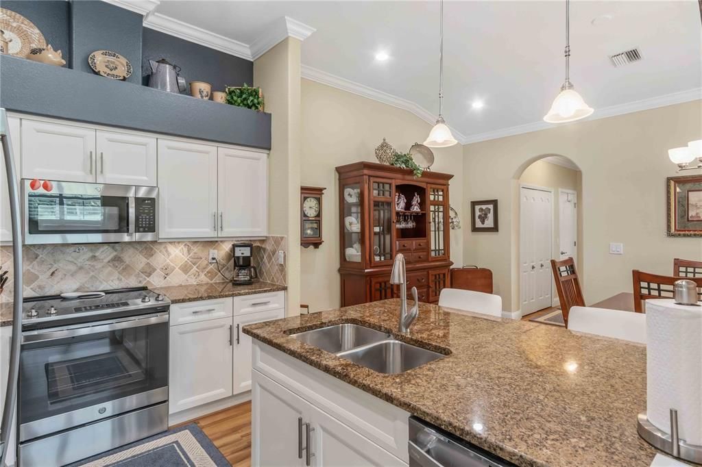 For Sale: $339,900 (2 beds, 2 baths, 1493 Square Feet)