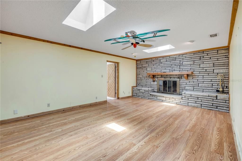 For Sale: $295,000 (4 beds, 2 baths, 2094 Square Feet)
