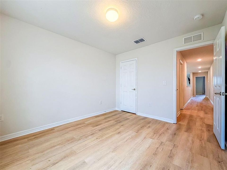Activo con contrato: $374,990 (4 camas, 2 baños, 2518 Pies cuadrados)