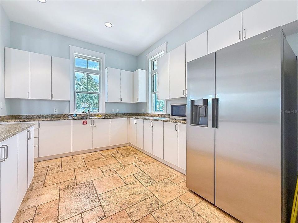 Activo con contrato: $374,990 (4 camas, 2 baños, 2518 Pies cuadrados)