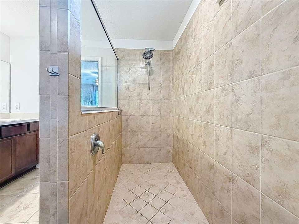 Activo con contrato: $374,990 (4 camas, 2 baños, 2518 Pies cuadrados)