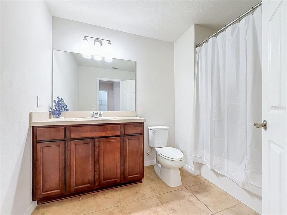 Activo con contrato: $374,990 (4 camas, 2 baños, 2518 Pies cuadrados)