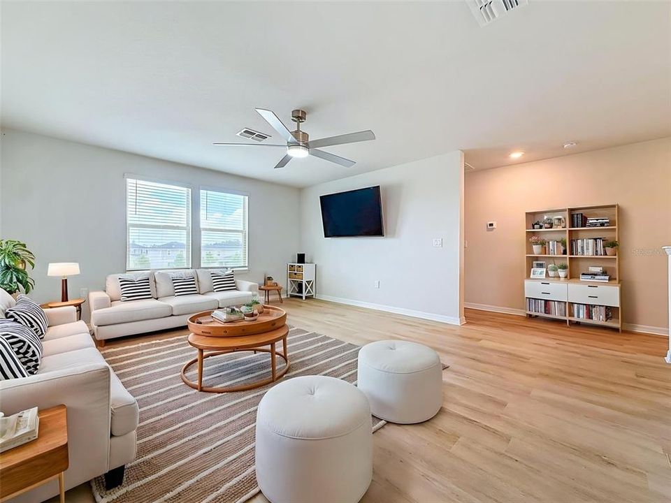 Activo con contrato: $374,990 (4 camas, 2 baños, 2518 Pies cuadrados)