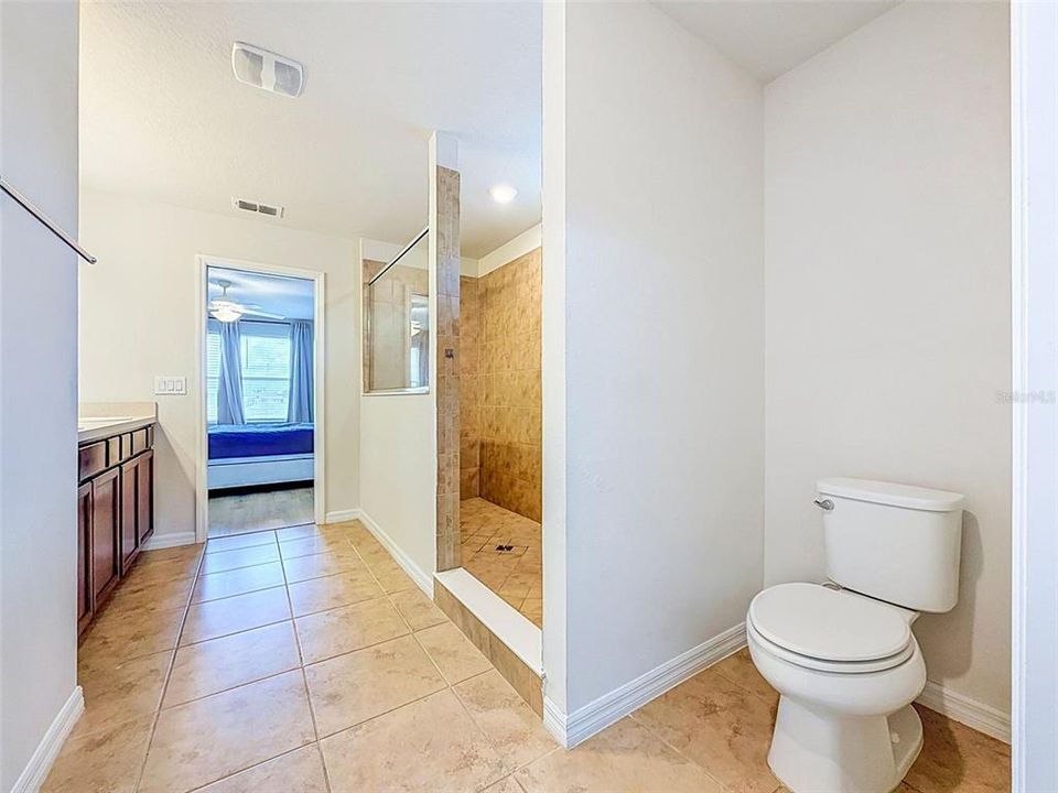 Activo con contrato: $374,990 (4 camas, 2 baños, 2518 Pies cuadrados)