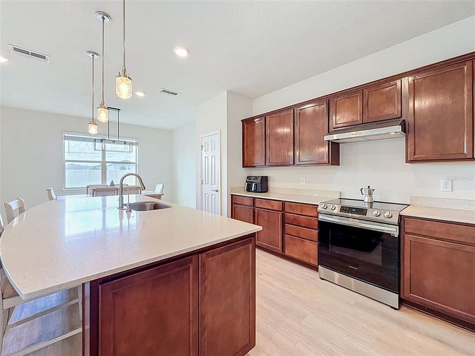 Activo con contrato: $374,990 (4 camas, 2 baños, 2518 Pies cuadrados)
