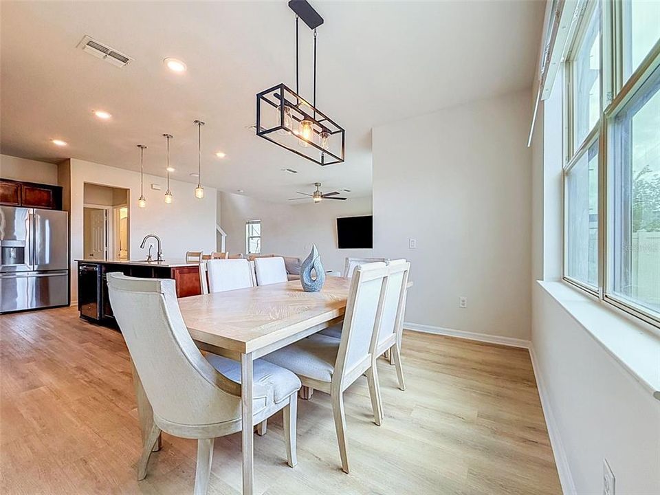 Activo con contrato: $374,990 (4 camas, 2 baños, 2518 Pies cuadrados)