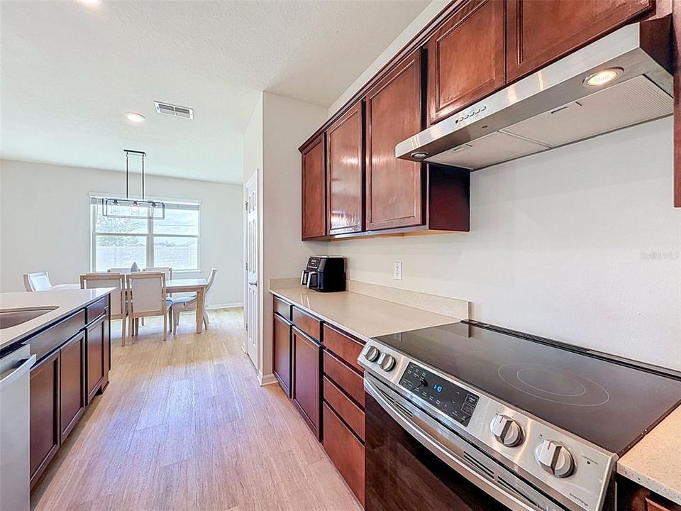 Activo con contrato: $374,990 (4 camas, 2 baños, 2518 Pies cuadrados)