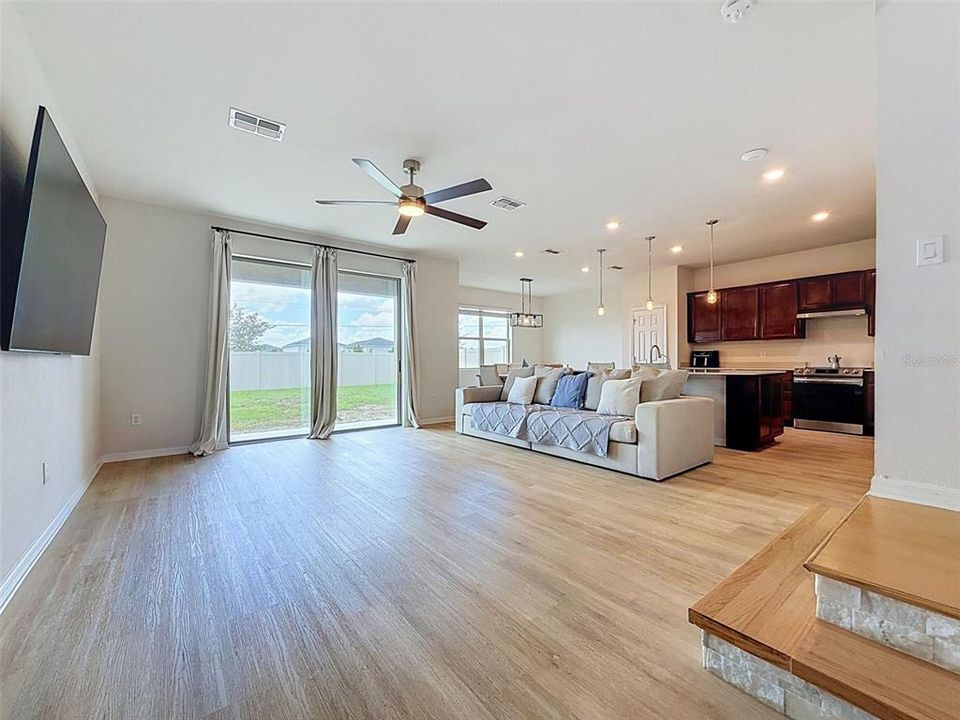 Activo con contrato: $374,990 (4 camas, 2 baños, 2518 Pies cuadrados)