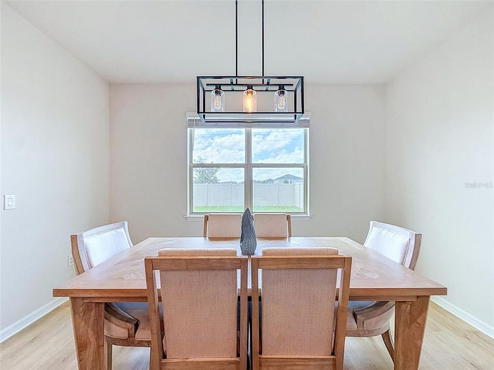 Activo con contrato: $374,990 (4 camas, 2 baños, 2518 Pies cuadrados)