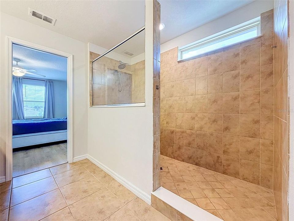 Activo con contrato: $374,990 (4 camas, 2 baños, 2518 Pies cuadrados)