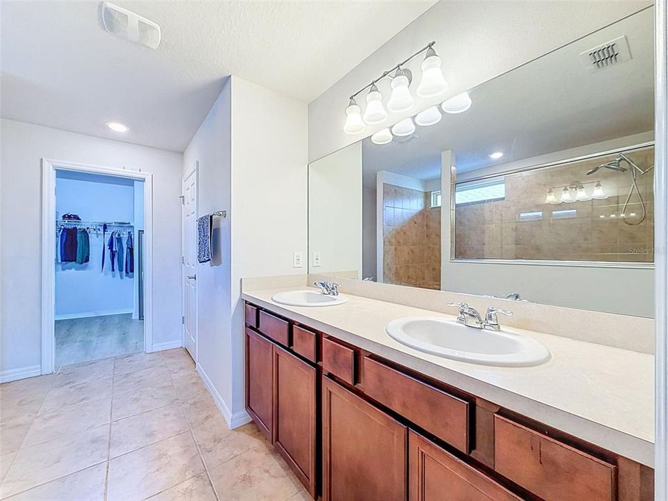Activo con contrato: $374,990 (4 camas, 2 baños, 2518 Pies cuadrados)