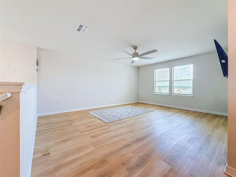 Activo con contrato: $374,990 (4 camas, 2 baños, 2518 Pies cuadrados)