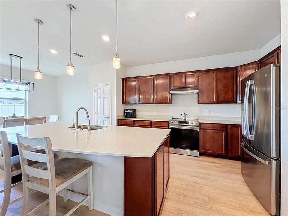 Activo con contrato: $374,990 (4 camas, 2 baños, 2518 Pies cuadrados)