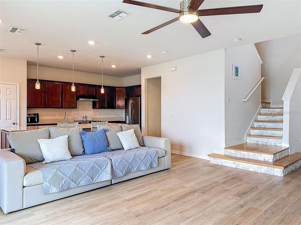 Activo con contrato: $374,990 (4 camas, 2 baños, 2518 Pies cuadrados)