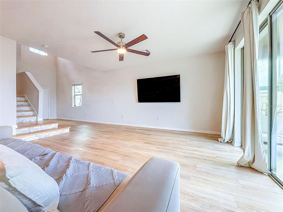 Activo con contrato: $374,990 (4 camas, 2 baños, 2518 Pies cuadrados)
