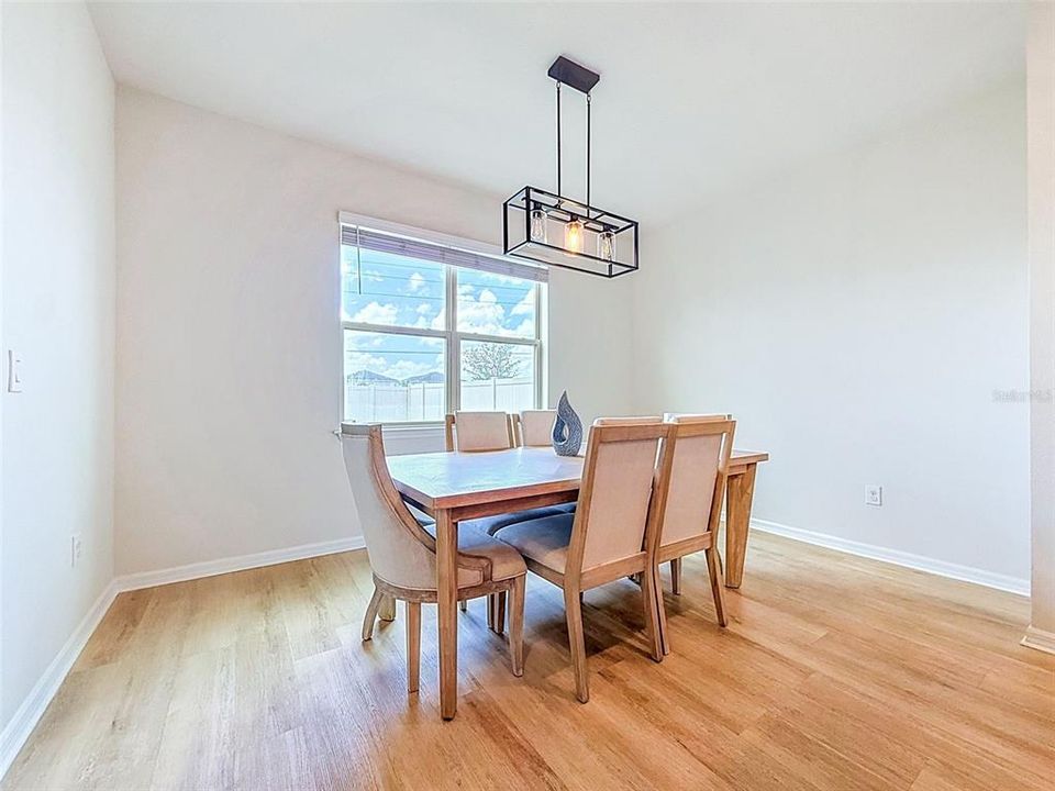 Activo con contrato: $374,990 (4 camas, 2 baños, 2518 Pies cuadrados)