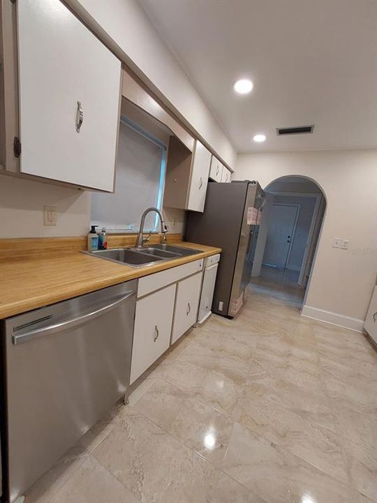 For Rent: $2,100 (3 beds, 2 baths, 1777 Square Feet)