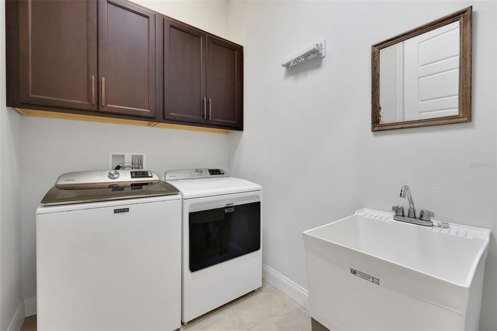 For Sale: $950,000 (3 beds, 3 baths, 2456 Square Feet)