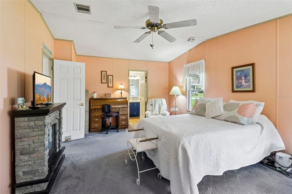 For Sale: $191,000 (2 beds, 2 baths, 1349 Square Feet)