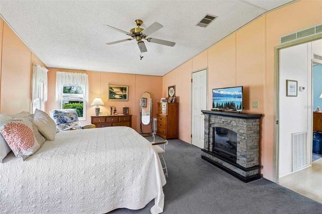 For Sale: $191,000 (2 beds, 2 baths, 1349 Square Feet)