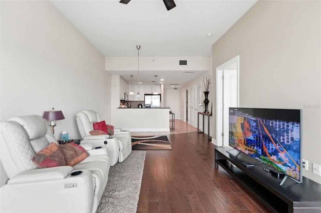 For Sale: $260,000 (1 beds, 1 baths, 980 Square Feet)