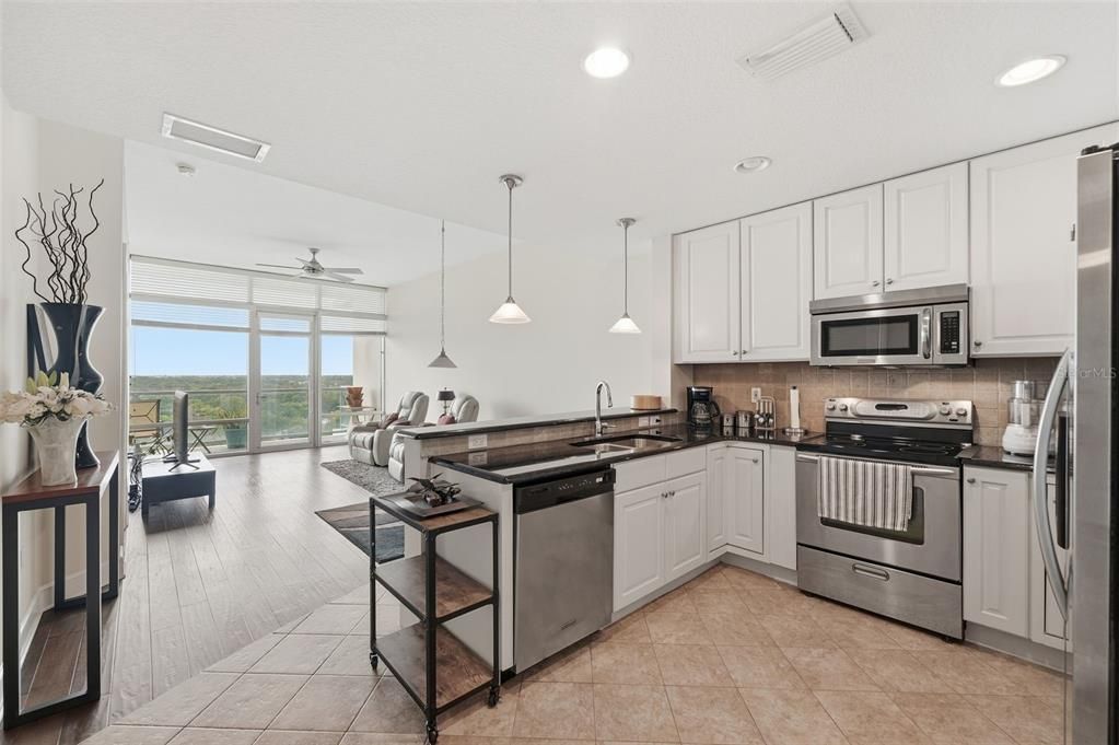 For Sale: $260,000 (1 beds, 1 baths, 980 Square Feet)