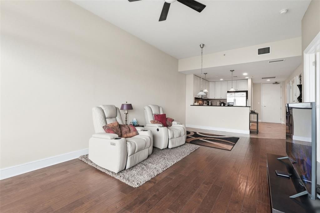 For Sale: $260,000 (1 beds, 1 baths, 980 Square Feet)