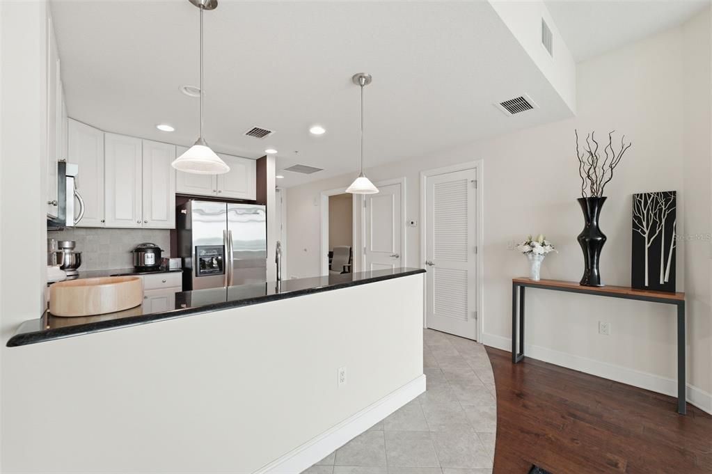 For Sale: $260,000 (1 beds, 1 baths, 980 Square Feet)