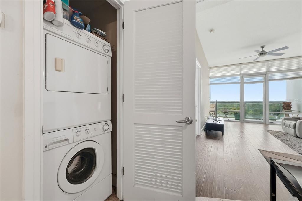 For Sale: $260,000 (1 beds, 1 baths, 980 Square Feet)