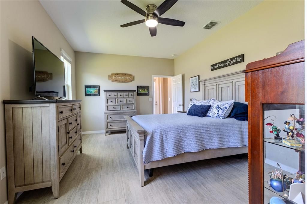 For Sale: $725,000 (5 beds, 4 baths, 3800 Square Feet)