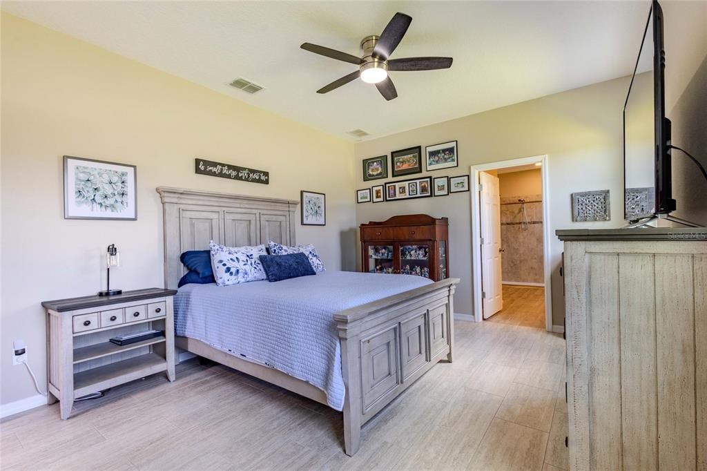 For Sale: $725,000 (5 beds, 4 baths, 3800 Square Feet)