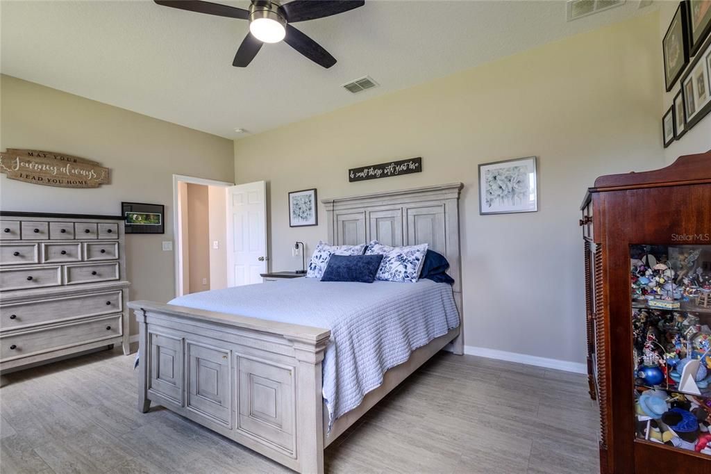 For Sale: $725,000 (5 beds, 4 baths, 3800 Square Feet)