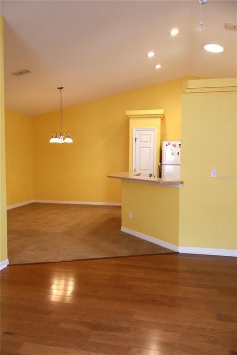 For Sale: $255,000 (2 beds, 2 baths, 1337 Square Feet)
