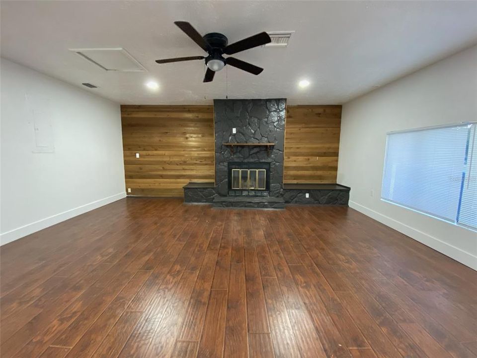 For Rent: $3,450 (4 beds, 2 baths, 1954 Square Feet)
