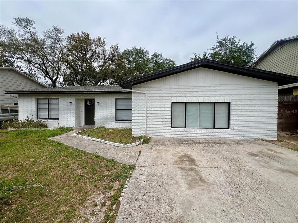 For Rent: $3,450 (4 beds, 2 baths, 1954 Square Feet)