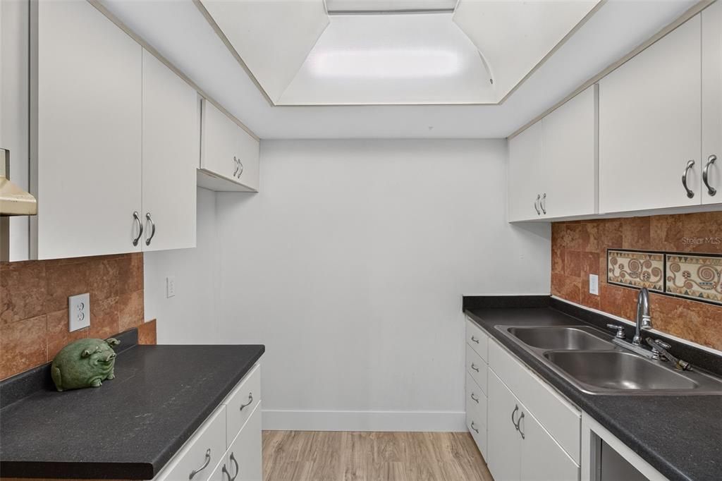 На продажу: $115,000 (2 спален, 2 ванн, 1050 Квадратных фут)