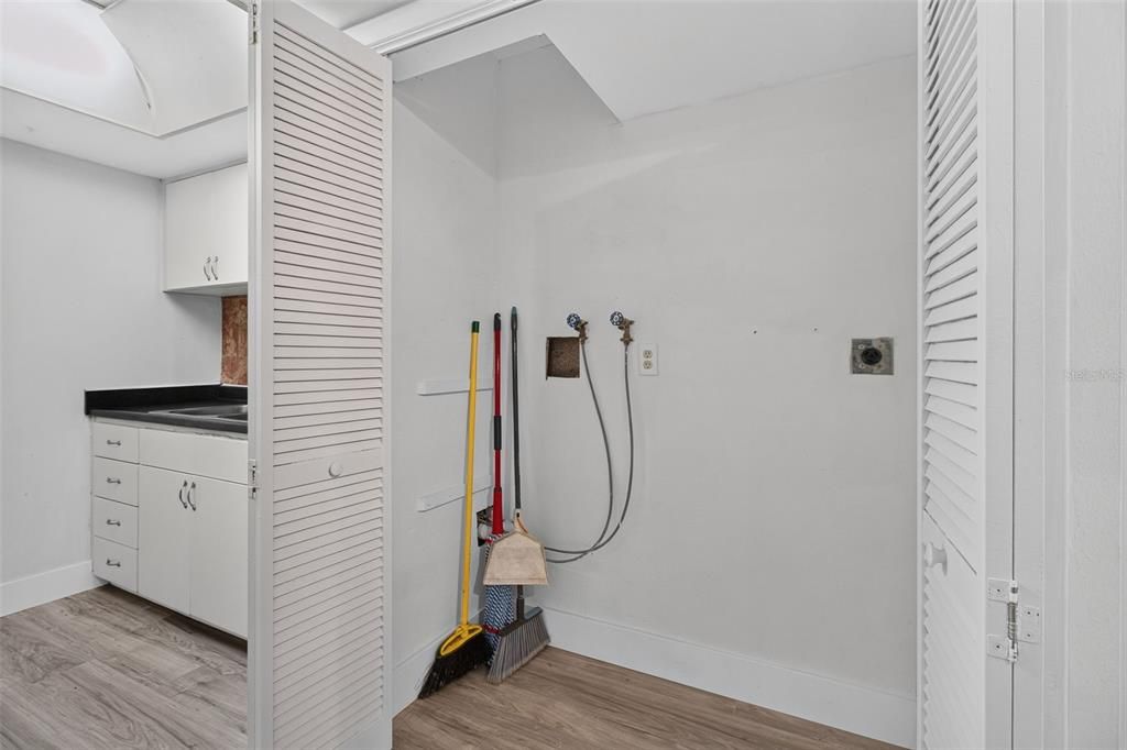 На продажу: $115,000 (2 спален, 2 ванн, 1050 Квадратных фут)