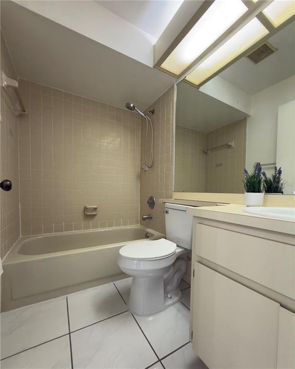 For Rent: $1,900 (2 beds, 2 baths, 1118 Square Feet)