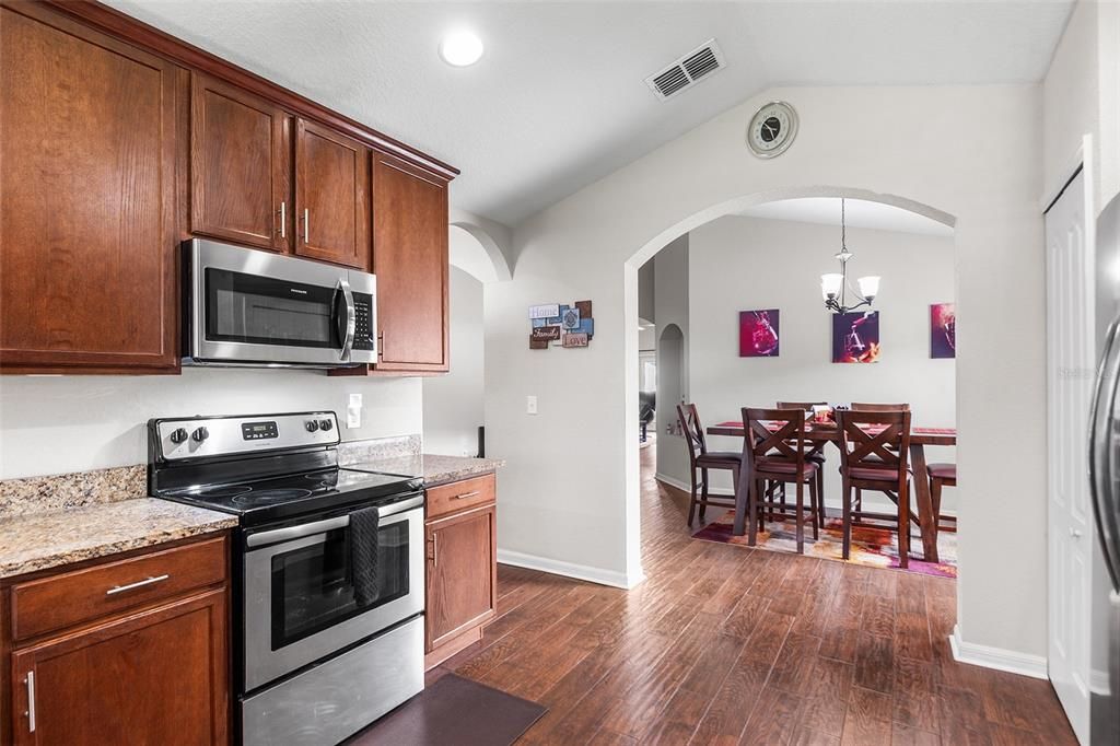 Activo con contrato: $379,900 (4 camas, 3 baños, 1849 Pies cuadrados)