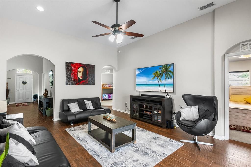Activo con contrato: $379,900 (4 camas, 3 baños, 1849 Pies cuadrados)