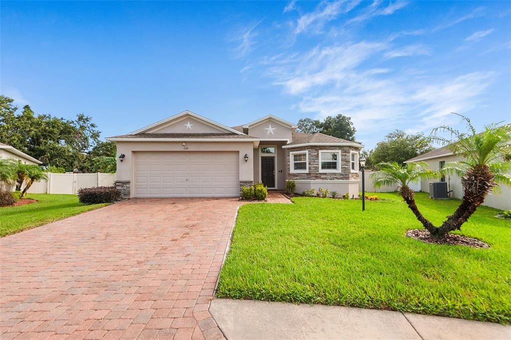 Activo con contrato: $379,900 (4 camas, 3 baños, 1849 Pies cuadrados)